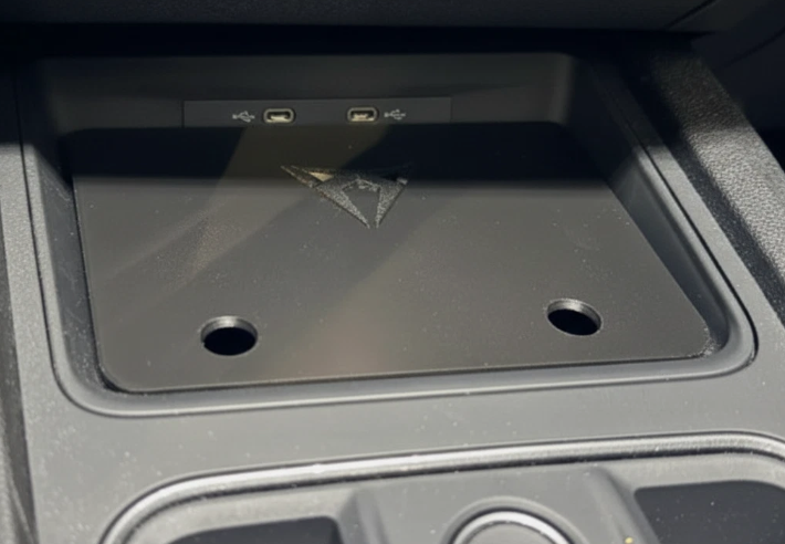 Coprivano Ricarica Wireless & Portaoggetti — Compatibile Cupra Formentor / Leon