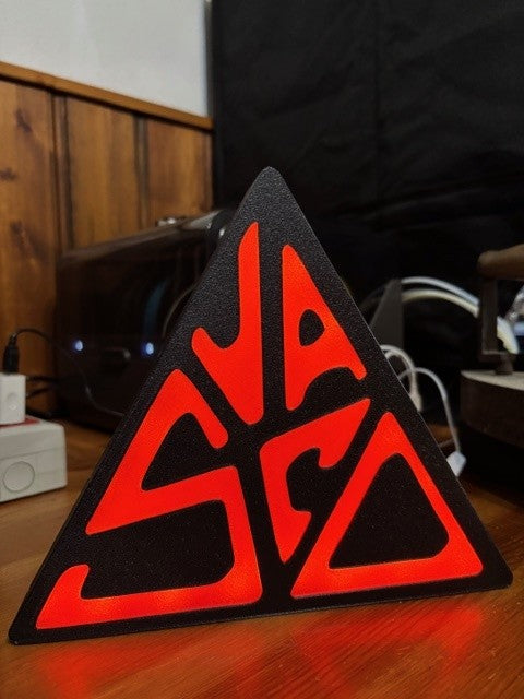 Lampada LED Triangolare Vasco 3D - Blasco Rossi Stampa 3D Artigianale