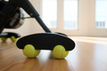 Piedini oscillanti con palle da tennis Wahoo Kick Core v2 o Zwift Hub